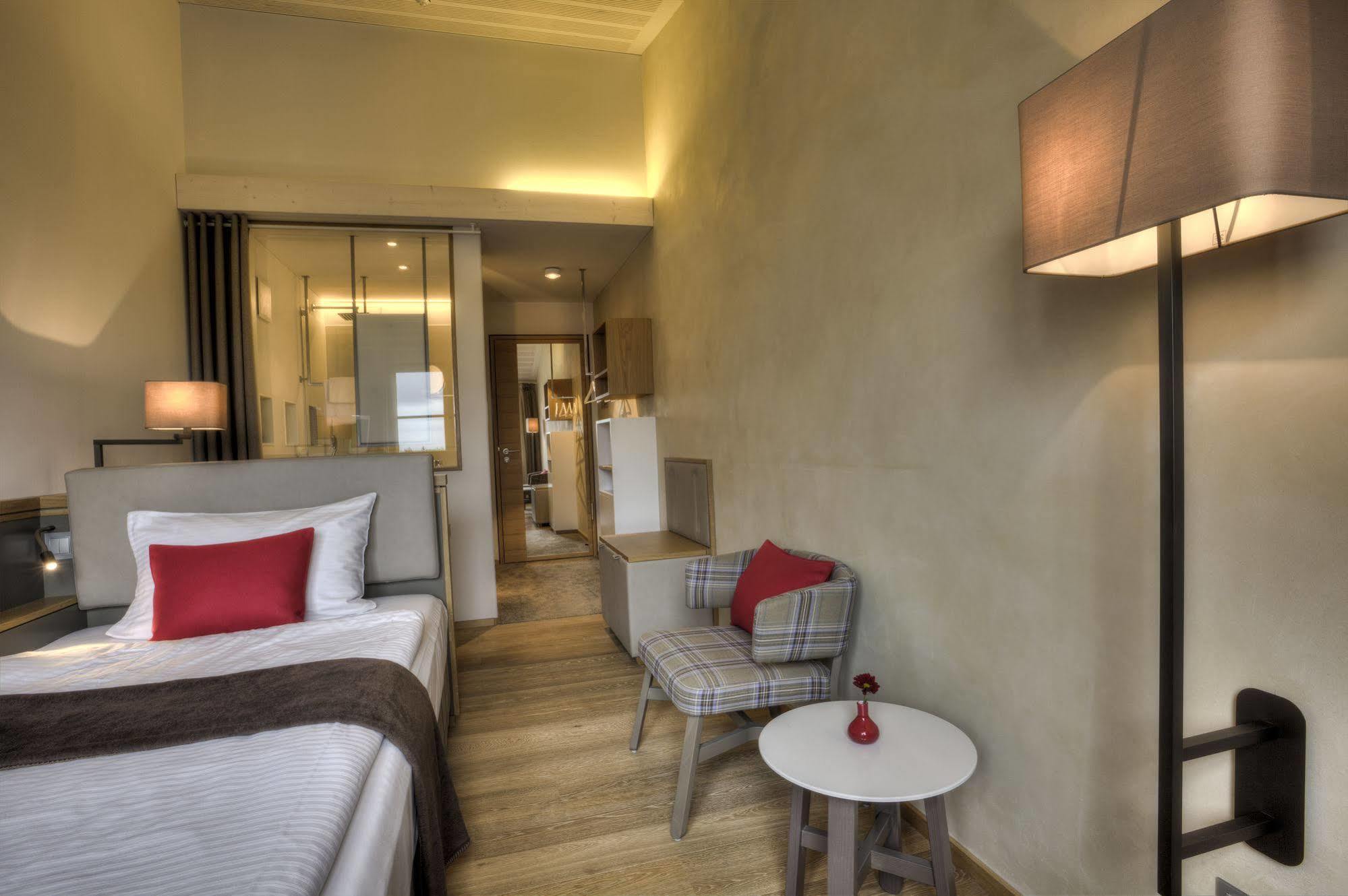 Hotel Zur Post Aschheim Bagian luar foto